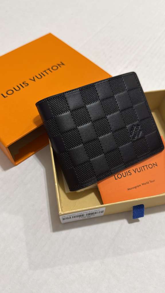 Men's Leather Wallet – Classic Refined Design, Compact Card & Cash Holder for Everyday Use  Louis Vuitton