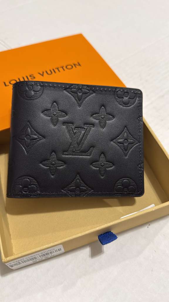 Men's Textured Black Bifold Wallet – Sleek Compact Card & Cash Holder for Everyday Use  Louis Vuitton