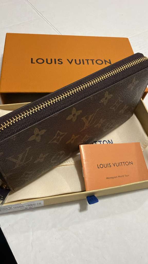 Women's Zip-Around Wallet – Classic Monogram Canvas with Fuchsia Interior, Everyday Card & Cash Organizer | Louis Vuitton Zippy